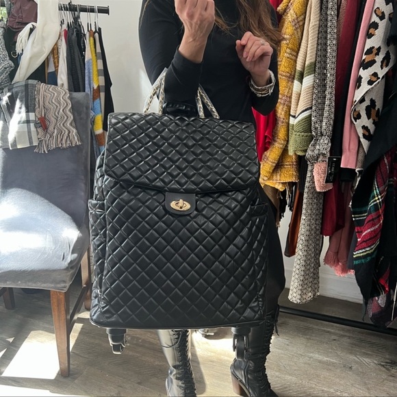 ONE HOUR SALE✨✨✨Quilted Faux leather Fabulous Travel Rolling bag JUST 2 LEFT - Picture 2 of 10